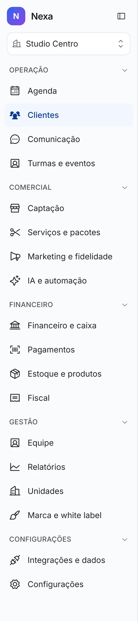 Barra lateral na conta de administradora: dezoito itens, agrupados em Operação, Comercial, Financeiro, Gestão e Configurações, com o seletor de unidade ativo.