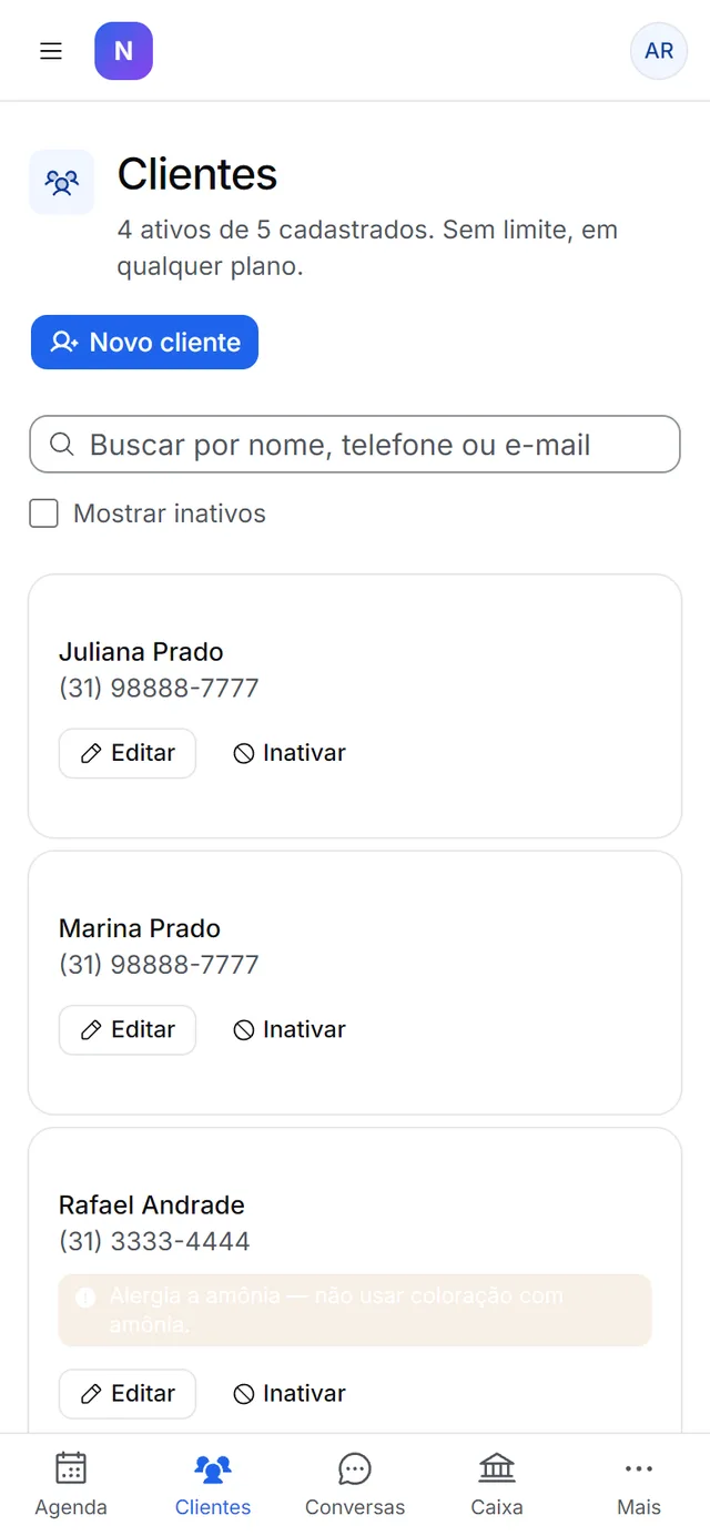 Painel no celular, na tela de Clientes, com os cartões de cliente e a barra de navegação inferior com Agenda, Clientes, Conversas, Caixa e Mais.