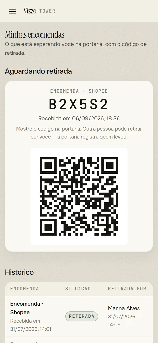Tela de celular do morador, com o código de retirada em letras grandes e um QR code abaixo.